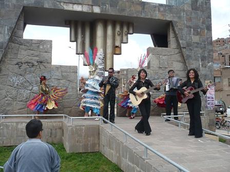 Al fondo monumeto a la Zampo�a Barrio Bellavista Puno